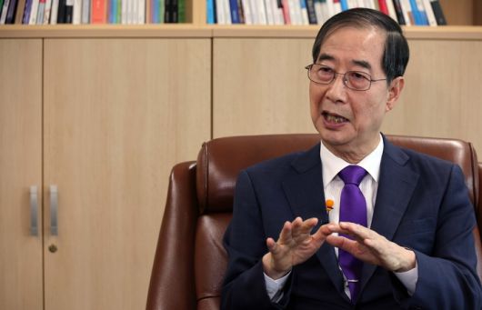 한덕수 전 국무총리가 4일 오전 서울 중구 매경미디어센터에서 대선 출마 후 매일경제신문사와 첫 단독 인터뷰하고 있다. [김재훈 기자]