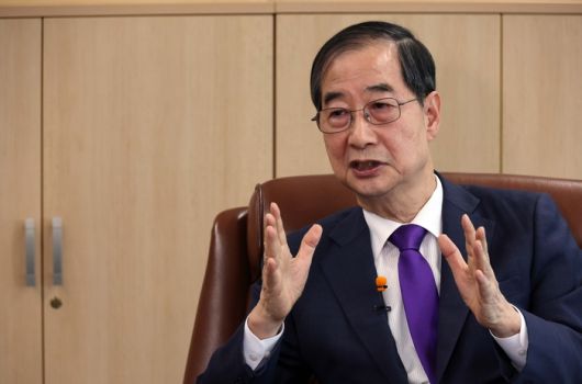 한덕수 전 대통령 권한대행이 4일 서울 중구 매경미디어센터에서 매일경제신문·MBN과 인터뷰하고 있다. [김호영 기자]