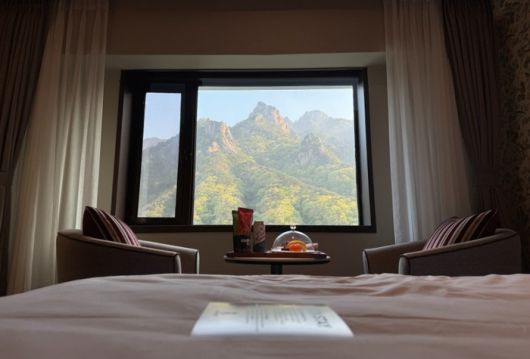 이그제큐티브 트윈 객실에서 바라본 권금성 / 사진=홍지연 여행+ 기자