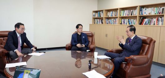 대선 출마를 선언한 한덕수 전 대통령 권한대행이 4일 서울 중구 매경미디어센터에서 매일경제신문·MBN과 첫 단독 인터뷰를 진행하고 있다. [김호영 기자]