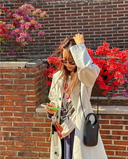 이너로는 레터링 프린팅 티셔츠와 네이비 계열의 이지 팬츠를 매치해 편안함과 스타일을 동시에 잡았다.사진=채정안 SNS