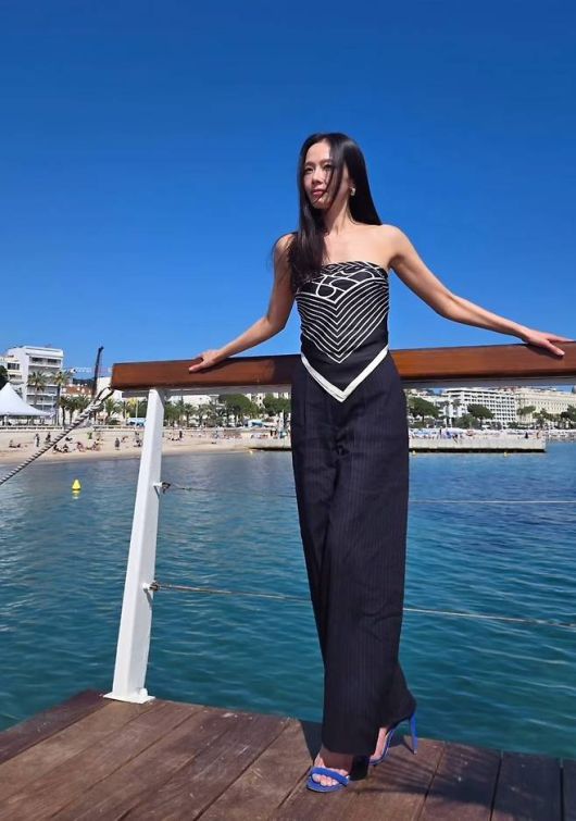 날렵한 핀스트라이프 슬랙스를 매치해 도시적인 실루엣을 완성했으며, 발끝까지 딱 떨어지는 라인은 홍수현 특유의 늘씬한 각선미를 강조했다.사진=홍수현 sns