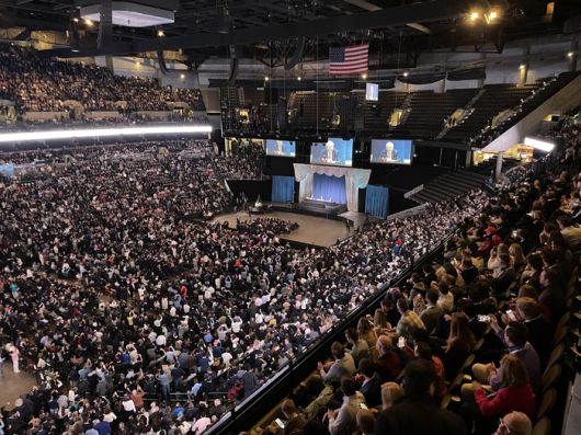 지난 3일(현지시간) 미국 네브래스카주 오마하 CHI헬스센터에서 열린 버크셔해서웨이 주주총회장에 전세계에서 온 주주 등 4만 명이 주총장에 운집해 있다. [오마하(미국) = 윤원섭 특파원]