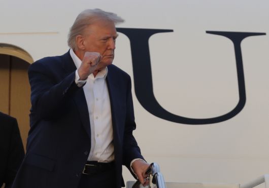 4일(현지시간) 미국 메릴랜드주에 도착한 트럼프 대통령이 전용기 에어포스원 계단에서 손짓하고 있다.