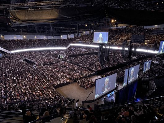 3일(현지시간) 미국 네브래스카주 오마하 CHI헬스센터에서 열린 버크셔해서웨이 주주총회가 전 세계에서 4만명이 운집한 가운데 열리고 있다. [오마하(미국) = 윤원섭 특파원]