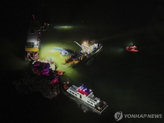 중국 구이저우성 유람선 전복 사고 현장 수색·구조작업 모습 [AP 신화=연합뉴스]