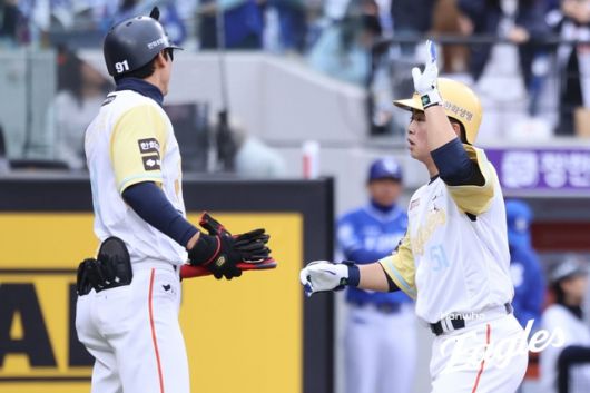 문현빈이 5일 대전 삼성전에서 홈런을 친 뒤 기뻐하고 있다. 사진=한화 제공