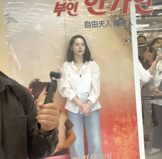 한가인은 시스루 셔츠와 연청 와이드 데님 팬츠를 매치해 절제된 고급미를 강조한 스타일링을 선보였다. 사진=한가인 SNS