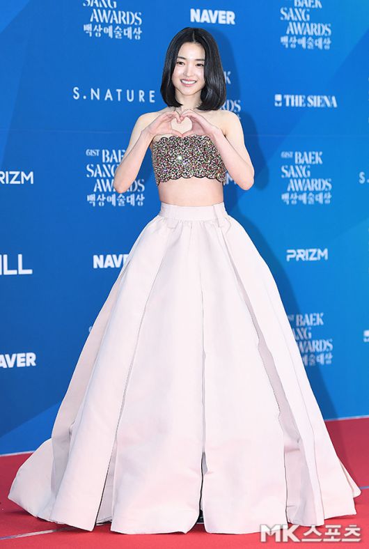 김태리는 튜브톱은 몸에 밀착되는 브라탑 형태로 복부 라인을 과감히 드러내며, 그의 탄탄한 복근을 선명하게 부각시켰다.사진=천정환 기자