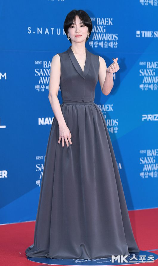 송혜교는 차콜 그레이 컬러의 슈트 베스트와 롱스커트 셋업을 선택했다.사진=천정환 기자