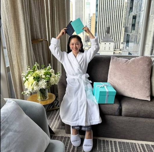 이번 컷은 과거 결혼식 속 단아한 신부 이미지와 현재의 품격 넘치는 사모님 비주얼이 자연스럽게 교차되며, 마치 시간이 멈춘 듯한 인상을 남겼다. 사진=박주미 SNS