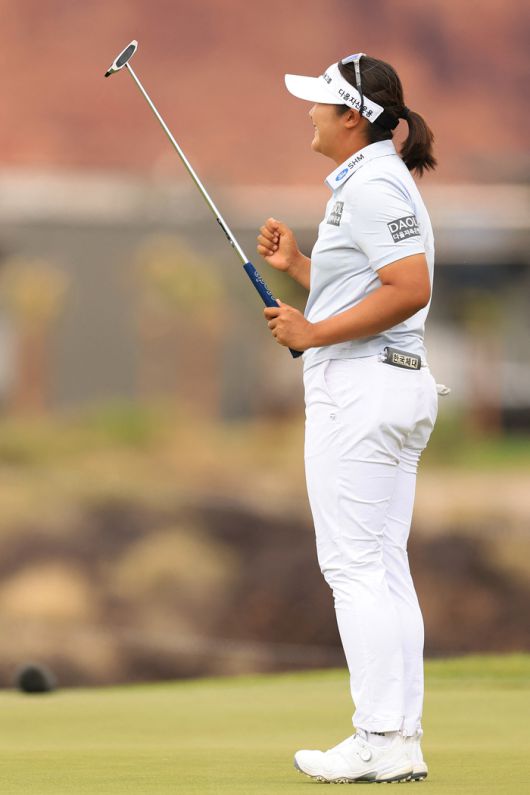 LPGA 투어 블랙 데저트 챔피언십 정상에 오른 유해란이 오른손을 불끈 쥐며 기뻐하고 있다. AFP 연합뉴스