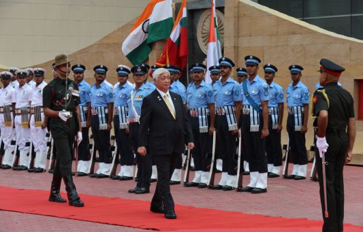 인도를 방문한 나카타니 겐 일본 방위상이 5일(현지시간) 인도 수도 뉴델리에서 의장대를 사열하고 있다. [연합뉴스]