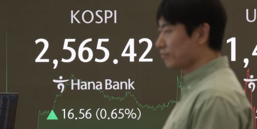 지난달 29일 서울 중구 하나은행 딜링룸 현황판에 코스피 지수 등이 표시되고 있다. [사진 출처 = 연합뉴스]