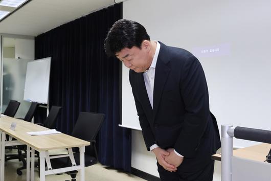 백종원 더본코리아 대표가 지난 3월 28일 서울 서초구 스페이스쉐어 강남역센터에서 열린 첫 정기 주주총회에서 주주들을 향해 사과했다. [사진 = 연합뉴스]