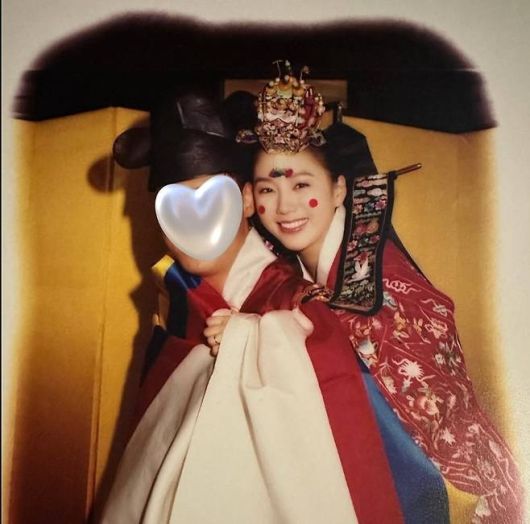 박주미는 과거의 감성과 현재의 우아함이 공존하는 모습을 담아냈다.사진=박주미 SNS