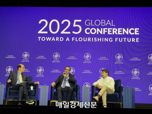 5일(현지시간) 미국 로스앤젤레스(LA)에서 열린 밀컨 콘퍼런스에서 ‘자산 운영의 리더들’ 세션 참석자들이 토론하고 있다. 왼쪽부터 마이클 밀컨 밀컨 콘퍼런스 회장, 조너선 그레이 블랙스톤 사장 겸 최고운영책임자(COO), 마크 로언 아폴로글로벌매니지먼트 공동설립자 겸 최고경영책임자(CEO). 윤원섭 특파원