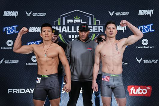 이도겸이 2022년 3월 미국 플로리다주 올랜도 유니버설 스튜디오 2022 PFL 챌린저 시리즈 공개 계체 행사에서 주먹을 불끈 쥐어보고 있다. 가운데는 K-1 그랑프리 준우승자 출신 레이 세포 선수 운용 담당 사장. 사진=MMAX Investment Partners, Inc.