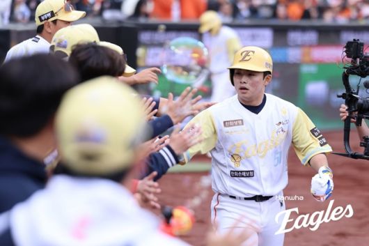 5일 대전 삼성전에서 홈런을 친 뒤 기뻐하는 문현빈. 사진=한화 제공