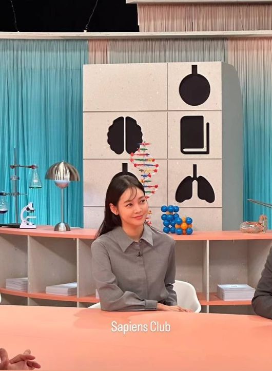 단정하게 넘긴 앞머리와 은은한 메이크업, 실버 톤 액세서리가 룩의 조화로움을 끌어올렸다. 사진=안현모 SNS