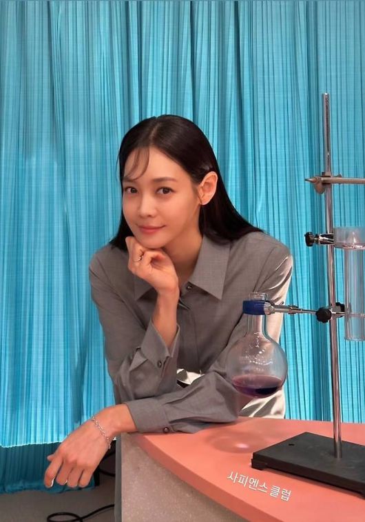 회색 계열 셔츠형 베스트와 미니 스커트를 깔끔하게 매치한 그는, 군더더기 없는 실루엣으로 ‘톤온톤 룩’의 정석을 완성했다.사진=안현모 SNS