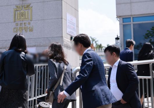 윤석열 전 대통령이 연루된 해병대 채상병 순직 사건 외압 의혹을 수사하는 고위공직자범죄수사처 관계자들이 7일 서울 용산 대통령실 민원실을 오가고 있다.  공수처는 이날 ‘순직 해병 수사 외압’ 사건과 관련해 국가안보실과 대통령 비서실에 대한 압수수색을 시도 중이라고 밝혔다. [사진 = 연합뉴스]