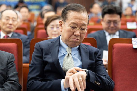 시계 보는 권영세 권영세 국민의힘 비상대책위원장이 7일 국회 의원회관에서 열린 트럼프 시대 국가안전보장 대토론회에 참석해 시계를 보고 있다.  뉴스1
