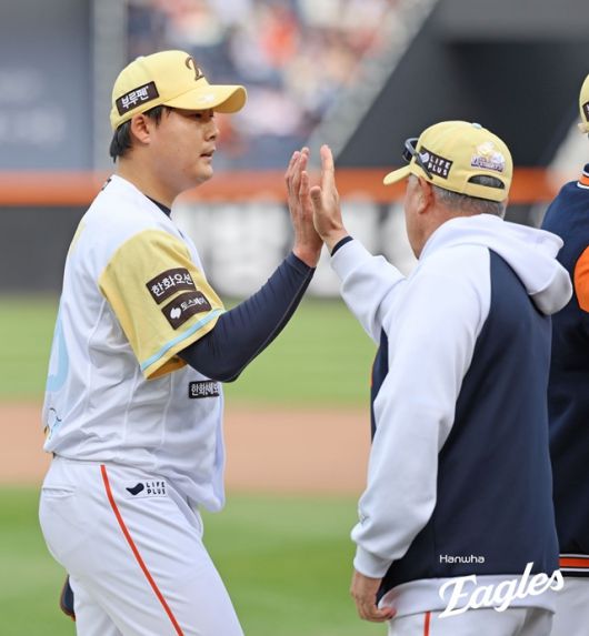 한승혁과 김경문 감독. 사진=한화 제공