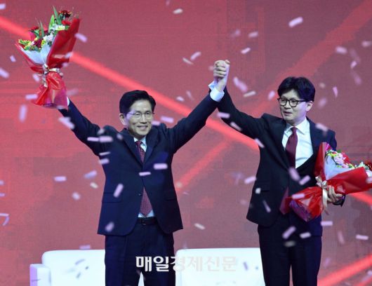 김문수 국민의힘 대선 경선 후보가 3일 경기 고양시 일산 킨텍스에서 열린 국민의힘 제5차 전당대회에서 최종 후보로 선출된 뒤 한동훈 후보와 손을 맞잡고 있다. [김호영 기자]