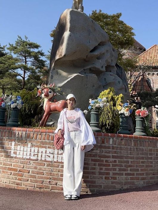 장신영은 루즈한 핏의 화이트 셔츠를 가볍게 걸치고, 그 안에 연핑크 레트로 프린팅 티셔츠를 매치해 사랑스러운 무드를 더했다. 사진=장신영 SNS