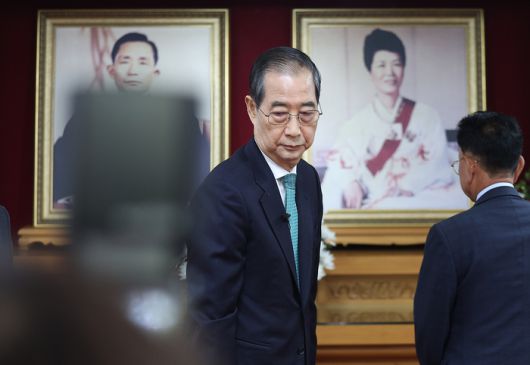 한덕수 무소속 대선 예비후보가 8일 경북 구미시 박정희 전 대통령 생가 추모관에서 참배 후 이동하고 있다. [사진 출처 = 연합뉴스]