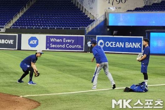 김혜성이 디노 이벨 코치와 함께 수비 훈련을 소화하고 있다. 사진(美 마이애미)= 김재호 특파원