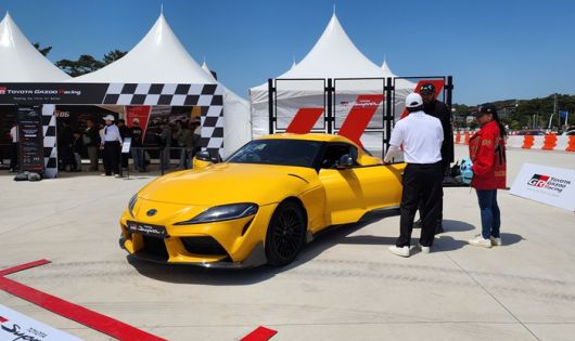 한국토요타 가주 레이싱 부스를 찾은 외국인 관람객 [사진촬영=최기성 매경 디지털뉴스룸 기자]