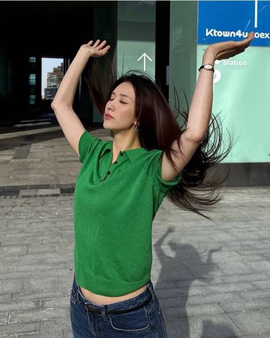 박하선은 도심 속에서도 눈에 띄는 싱그러운 니트 스타일링으로 시선을 사로잡았다.사진=박하선 SNS