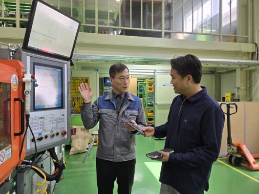 임영호 혜성이아이엠 대표이사(왼쪽)와 조진우 삼성 스마트공장 위원이 생산 제품을 살펴보고 있다.