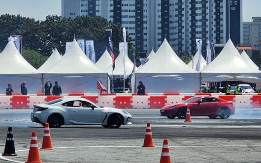 아스팔트 위에 도넛을 그리는 드리프트 묘기 [사진촬영=매경 디지털뉴스룸 최기성 기자]