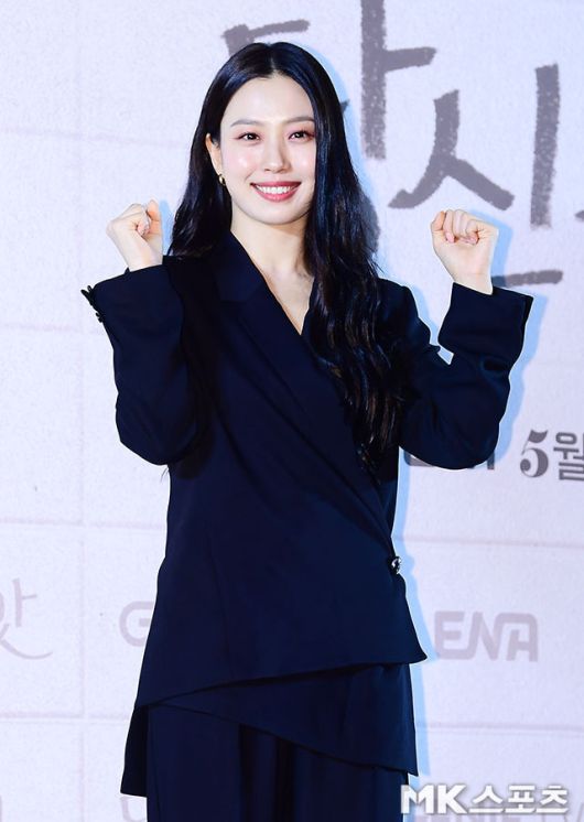 고민시는 겹단 구조로 비대칭 라인이 돋보이는 재킷과 와이드 팬츠를 매치해 차분하면서도 감각적인 무드를 연출했다. 사진=김영구 기자