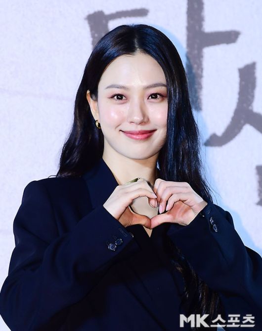 고민시는 단정하면서도 카리스마 넘치는 블랙 슈트로 무대를 장악했다. 사진=김영구 기자