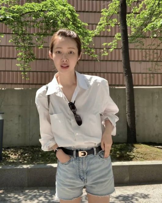 내추럴한 핏의 화이트 셔츠를 소매 롤업으로 연출해 가볍고 산뜻한 무드를 더했다.사진=차정원 SNS