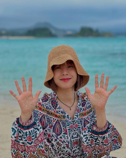 조윤희는 에스닉한 프린트 롱 드레스와 내추럴한 라탄 버킷햇으로 여신 비주얼을 뽐냈다.사진=조윤희 SNS