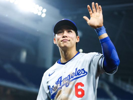 미국 프로야구 메이저리그 로스엔젤레스(LA) 다저스의 김혜성이 지난 5일(현지시간) 열린 마이애미 말린스와의 경기 후 팬들에게 손을 흔들고 있다. [사진 제공=AFP 연합뉴스]