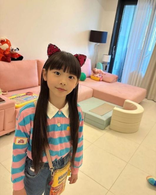 소율과 두 자녀 희율, 희우는 완벽한 트윈 패밀리룩으로 시선을 사로잡았다. 사진=소율 SNS