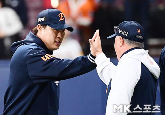 류현진과 김경문 감독. 사진(고척 서울)=김영구 기자