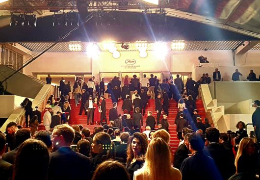 프랑스 칸영화제의 본행사장인 ‘팔레 드 페스티벌’ 뤼미에르 대극장 레드카펫을 참석자들이 오르고 있다. 사진은 2023년 촬영 모습. [김유태 기자]