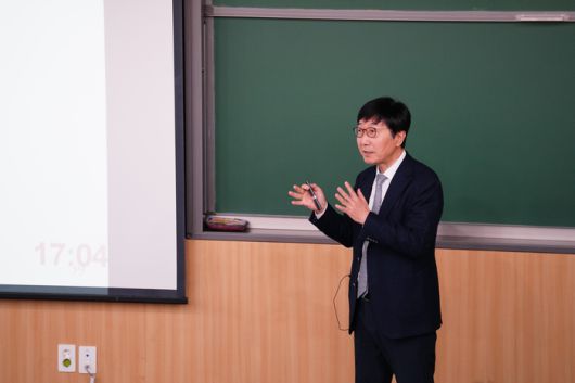 9일 오후 서울대 자연대에서 열린 ‘제1차 자연과학 미래 포럼’에서 박남규 성균관대 종신석좌교수가 ‘페로브스카이트와 만남 그리고 그 이후’를 주제로 발표 중이다. [서울대 자연과학대학]