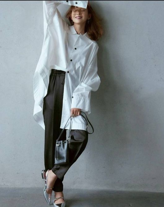 루즈핏 트렌치코트와 린넨 조거 팬츠로 편안하면서도 고급스러운 무드를 연출했다. 사진=야노시호 SNS