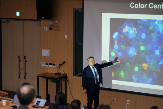 9일 오후 서울대 자연대에서 열린 ‘제1차 자연과학 미래 포럼’에서 박홍근 하버드대 교수가 ‘Beyond Excellence’를 주제로 발표 중이다. [서울대 자연과학대학]