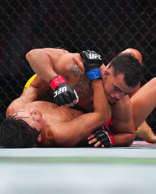 Road to UFC 시즌1 페더급 토너먼트 우승자 이정영이 2025년 5월 캐나다 퀘벡주 몬트리올 벨 센터 UFC 315 제2경기에서 UFC 밴텀급 2승 1패 다니에우 구스타부 곤자가 산투스한테 그라운드 상위 포지션을 내주고 있다. 사진=TKO