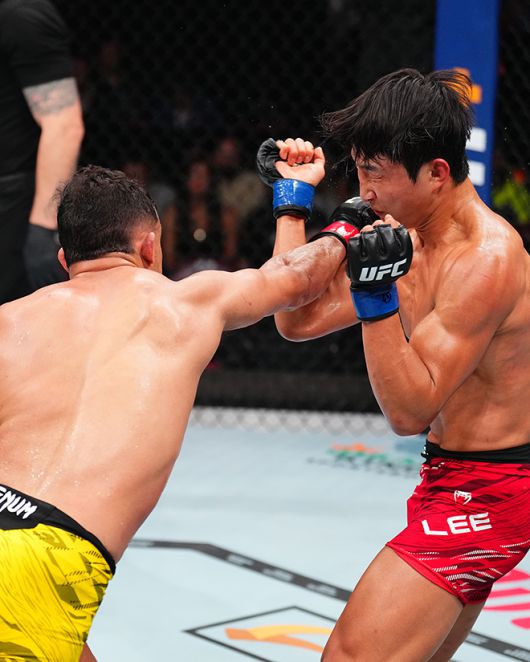 Road to UFC 시즌1 페더급 토너먼트 우승자 이정영이 2025년 5월 캐나다 퀘벡주 몬트리올 벨 센터 UFC 315 제2경기에서 UFC 밴텀급 2승 1패 다니에우 구스타부 곤자가 산투스가 휘두른 주먹을 맞고 있다. 사진=TKO