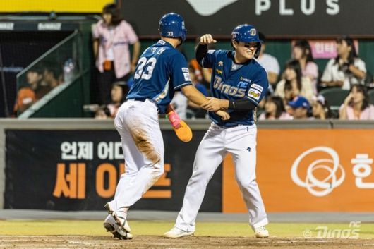 안중열(오른쪽)과 한석현은 11일 두산 더블헤더 1차전에서 맹타를 휘둘렀다. 사진=NC 제공